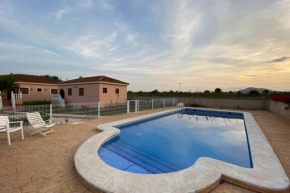 Villa Dolores, un chalet con piscina y barbacoa en la huerta del Segura.